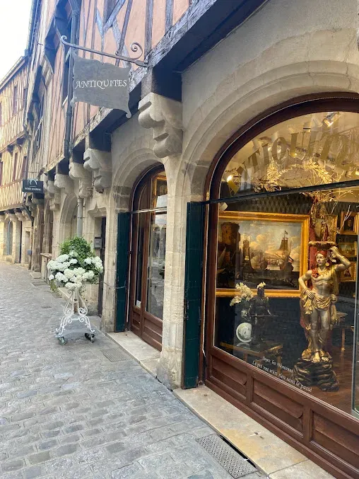 devanture du magasins rue des antiquaires